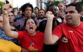 Seguidores del régimen rodean al periodista Reinaldo Escobar durante el mitin de repudio en su contra. La Habana, 20 de noviembre de 2009. (AP)