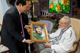 El presidente vietnamita Tran Dai Quang entrega una foto a Fidel Castro, durante su visita a Cuba del 15 al 17 de noviembre de 2016