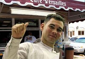 Elián González aparece frente al restaurante Versailles, en Miami, en una foto trucada del sitio El Lumpen. (Cortesía del autor.)