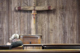 Un hombre sentado dentro de una Iglesia