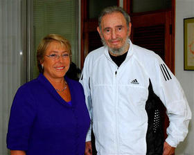 Michelle Bachelet y Fidel Castro, en una imagen distribuida por el gobierno de Chile, el 12 de febrero de 2009 en La Habana. (AP)