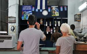 Una “bodega” cubana, llena de lemas revolucionarios pero con los anaqueles vacíos