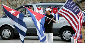 Un vendedor de banderas cubanas y estadounidenses en La Pequeña Habana, Miami