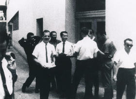 Lee Harvey Oswald, tercero a la izquierda, distribuyendo panfletos de Fair Play for Cuba en New Orleans, 16 de agosto de 1963