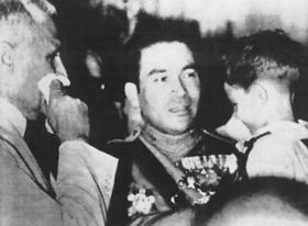 Fulgencio Batista carga al niño Raúl Castro