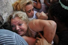 La líder de las disidentes Damas de Blanco, Laura Pollán (i), y algunas de sus compañeras son hostigadas el sábado 24 de septiembre de 2011, en La Habana (Cuba), por parte de un grupo de afines al régimen cubano que les impidió integrarse a una marcha para ir a una misa por el Día de la Virgen de la Merced, patrona de los presos