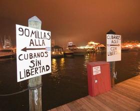 Dos letreros del movimiento de exiliados cubanos son vistos el 9 de diciembre de 2011 en costas de Miami (EEUU) antes de que varios botes salieran al mar a lanzar fuegos artificiales