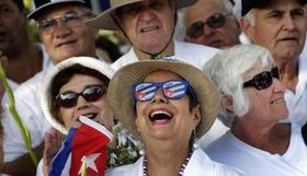 Participantes en la marcha celebrada en Miami en apoyo de las Damas de Blanco.