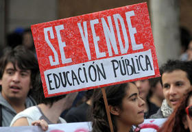 Protesta de estudiantes chilenos en favor de la educación pública
