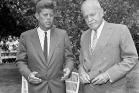 El presidente John F. Kennedy (i) y el director de la CIA, Allen Dulles