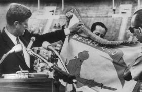 El presidente John F. Kennedy junto a miembros de la Brigada 2506 en el Orange Bowl en 1962. El presidente John F. Kennedy junto a miembros de la Brigada 2506 en el Orange Bowl en 1962