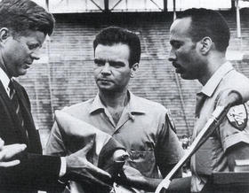 El entonces presidente Kennedy recibe la bandera de la Brigada de Asalto 2506 en Miami, el 29 de diciembre de 1962. Entonces declaró: «Les aseguro que esta bandera será entregada de nuevo a la brigada en una Habana libre»