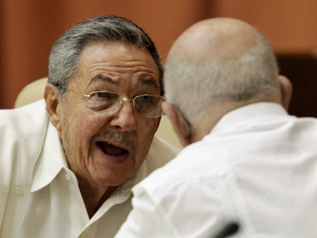Raúl Castro y Machado Ventura, el 1 de agosto de 2009. (REUTERS)