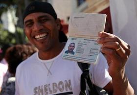Cubano muestra su pasaporte