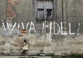 Una niña camina junto a un letrero con el nombre de Fidel Castro en la provincia de Pinar del Río Cuba, en esta foto de archivo