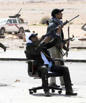 Sublevados libios disparan contra la aviación de Gadafi