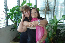 Lissette Bustamante con su madre. (Foto tomada del blog El tono de la voz)
