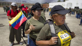 Venezolanas participan en un ejercicio militar en Caracas el 14 de marzo de 2015