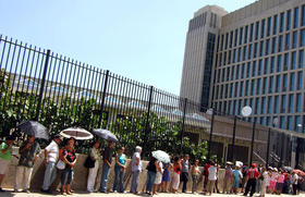 Aguardando en fila para realizar trámites consulares en Cuba, en esta foto de archivo