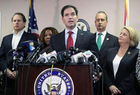 El senador Marco Rubio junto a, de izquierda a derecha, el excongresista Lincoln Díaz-Balart, la disidente Iris Tamara Pérez y los congresistas Mario Díaz-Balart e Ileana Ros-Lethinen. (Foto: Roberto Koltún/El Nuevo Herald.)