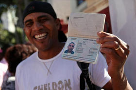 Un hombre muestra su pasaporte al salir de la oficina de Inmigración y Extranjería en La Habana