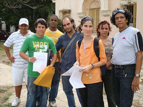 Yoani Sánchez (con blusa naranja) y otros blogueros, ante la sede de Inmigración, junto al disidente Edgar López (con camiseta verde), a quién las autoridades impedían salir de la Isla. La Habana, 27 de abril de 2009. (GENERACIÓN Y)