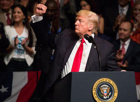 Trump durante su discurso en el teatro Manuel Artime en Miami