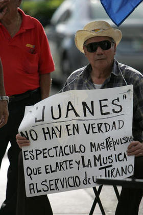 Un activista de Vigilia Mambisa, durante las protestas contra Juanes, el 14 de agosto de 2009 en la Calle 8, de Miami. (EFE)
