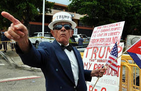 Exiliado cubano partidario de Trump en esta foto de archivo