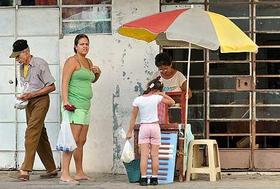 Una vendedora callejera en La Habana