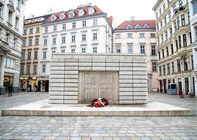 La Judenplatz, en Viena, con el monumento en memoria al Holocausto