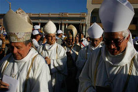 La jerarquía católica de la Isla, durante la beatificación del padre Olallo. (AP)