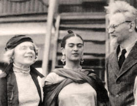 Natalia y León Trotsky a su llegada a Tampico, México, el 9 de enero de 1937, saludados por la pintora Frida Kahlo (al centro)