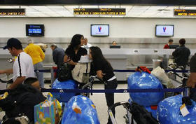 Exiliados cubanos en el Aeropuerto de Miami, esperando su turno para viajar a la Isla