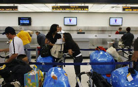 Exiliados cubanos en el Aeropuerto de Miami, esperando su turno para viajar a la Isla. Exiliados cubanos en el Aeropuerto de Miami, esperando su turno para viajar a la Isla