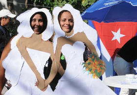 Dos mujeres posan en La Habana, durante la marcha oficial contra la homofobia, en mayo pasado. (AFP)