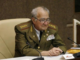 El general Julio Casas Regueiro, ministro de las Fuerzas Armadas. (REUTERS)