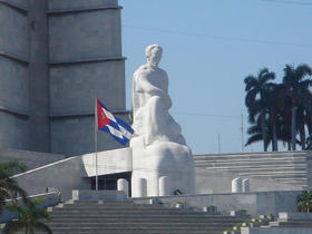 Estatua de José Martí en la base del monumento en la Plaza de la Revolución, antes Plaza Cívica, en La Habana