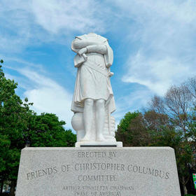 Estatua de Cristóbal Colón decapitada