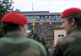 Soldados noruegos frente al edificio gubernamental afectado tras la bomba en Oslo
