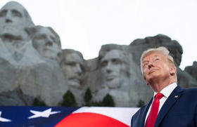 Donald Trump durante un acto de campaña el pasado viernes en el monte Rushmore, en Dakota del Sur