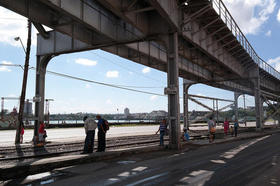 Esperando el tren en Cuba