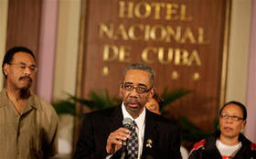 El congresista Bobby Rush (al centro), durante una conferencia de prensa en La Habana, el 7 de abril de 2009. (AP)