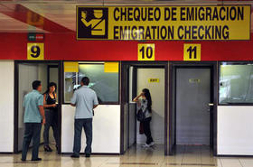 Fachada de la sala de emigración del aeropuerto internacional José Martí de La Habana, principal entrada y salida de la Isla
