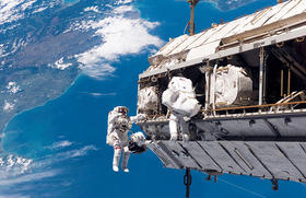 Astronautas afuera de la Estación Espacial Internacional