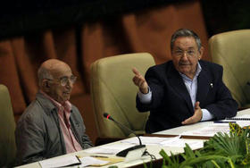Fotografía cedida por el sitio oficial Cubadebate a la agencia EFE, donde se ve al gobernante de Cuba, Raúl Castro (d), y al vicepresidente, José Ramón Machado (i), durante la segunda jornada de la Conferencia Nacional del Partido Comunista de Cuba (PCC) en La Habana (Cuba)