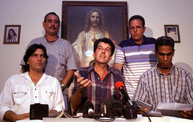 Los promotores del Proyecto Varela, en una imagen de 2002