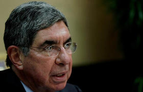 Óscar Arias, presidente de Costa Rica, pidió a La Habana restablecer las relaciones diplomáticas. (REUTERS)