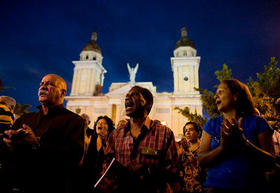 Asistentes al acto por el aniversario 50 del castrismo, el 1 de enero en Santiago de Cuba. (AP)