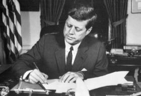 El entonces presidente John F Kennedy firma la orden de bloqueo naval a Cuba, el 24 de octubre de 1962 en la Casa Blanca